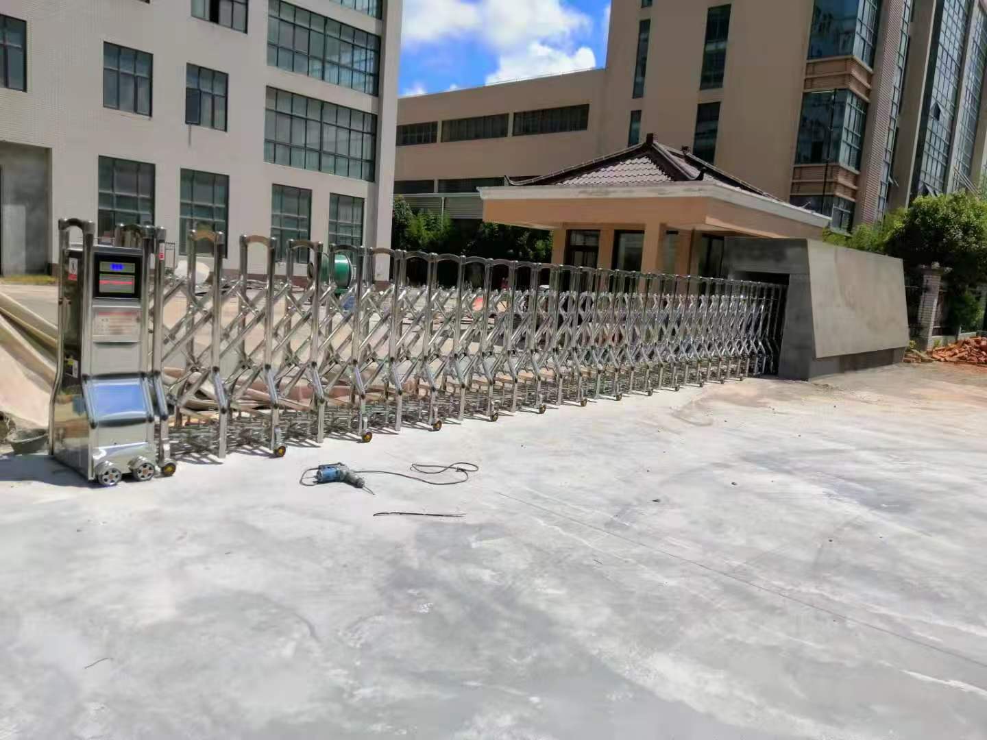 上海有轨和无轨电动伸缩门，现场条件主要差在哪里？相关真实案例现场